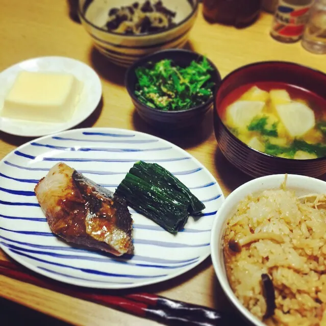 きのこご飯、ぶりの生姜だれ漬け、ワサビ菜とインゲンの胡麻和え、かぶの味噌汁、玉子豆腐、白滝ときくらげの煮物|はしもさん