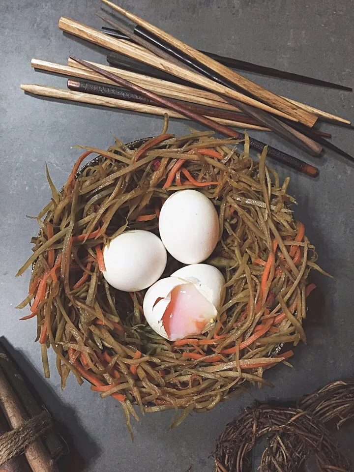 Bird nest burdock kimpira with onsen tamago/キンピラゴボウの食べれる鳥の巣|rick chanさん