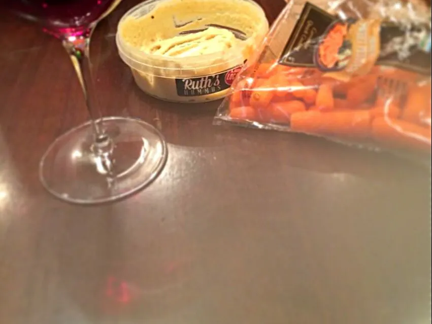 It's Wine Wednesday having a Snack of Carrots and Ruth's Hummus glass of wine 🍷 🌝 🍷 #Snack/Teatime #Vegetable #Alcohol|Alisha GodsglamGirl Matthewsさん