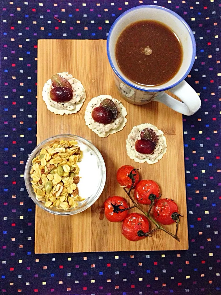 Breakfast - homemade curry  granola with Greek yogurt, tuna salad on rice crackers, roasted cherry tomatoes on the vine, ☕️|coxiella24さん