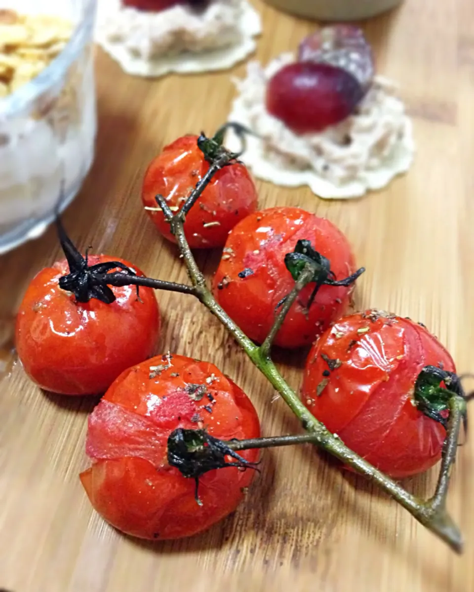 Roasted cherry tomatoes on the vine with herbs and black pepper|coxiella24さん