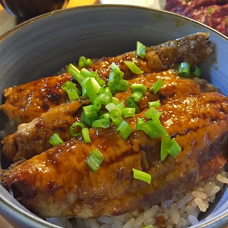 Snapdishの料理写真:ミジュンの蒲焼丼|沖縄「ピロピロ」ライフさん