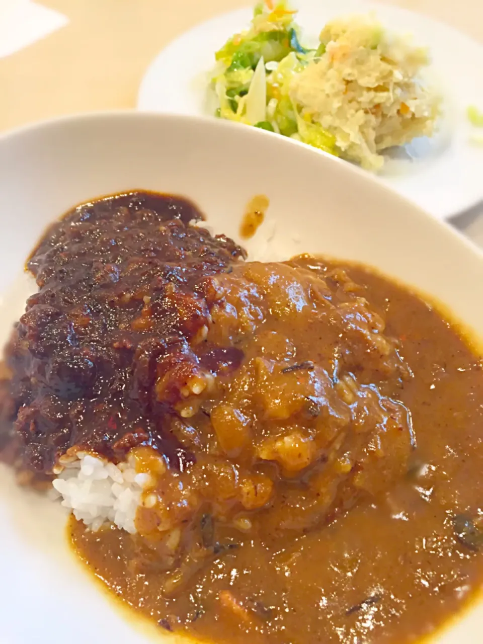 みかライスとポテトサラダ。昔ながらの洋食屋！ミートとカレーの合いがけ！その頭文字をとってみかライスw|Tomyさん