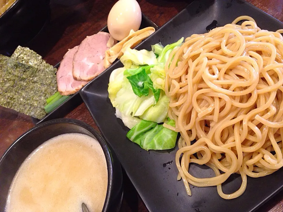 Snapdishの料理写真:塩つけ麺@camino 三宿   野菜モリモリの野菜つけ麺食べたかったけど、20分かかると言われ、時間が無くて断念😢つけ麺はボリューミーでお腹いっぱい美味しくいただきました😋|アイさん