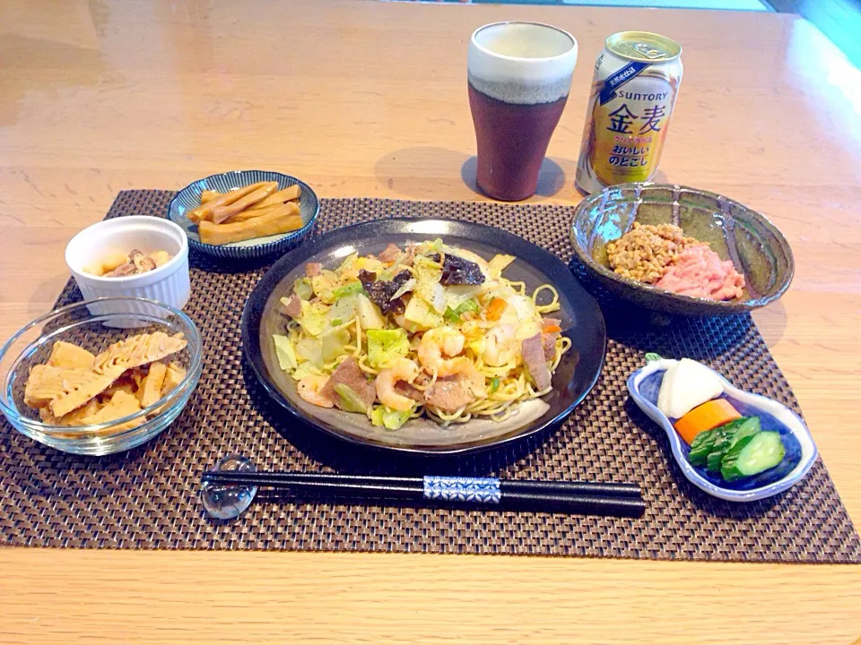 塩焼きそば、筍の土佐煮、白いんげん豆煮、メンマ、マグロ納豆、ぬか漬け|Mikiさん