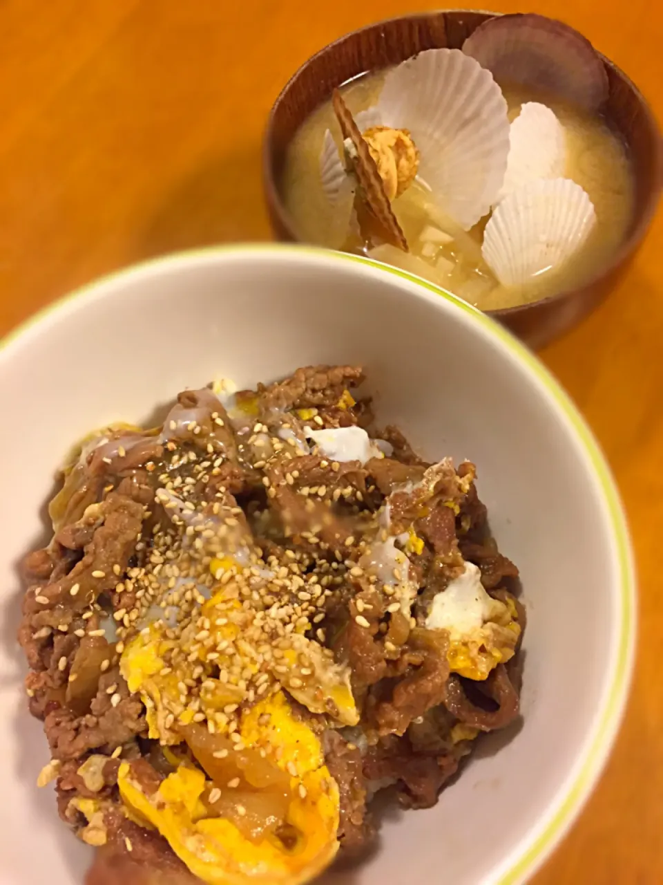 卵とじ牛丼とホタテの稚貝のお味噌汁|みつなち☆さん