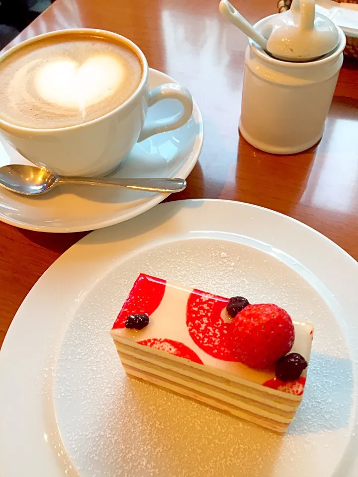 お気に入りカフェでティータイム🍰☕️✨|まみりんごさん