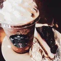 mocha frappucchino & blueberry cheese pie #starbucks|porche99さん