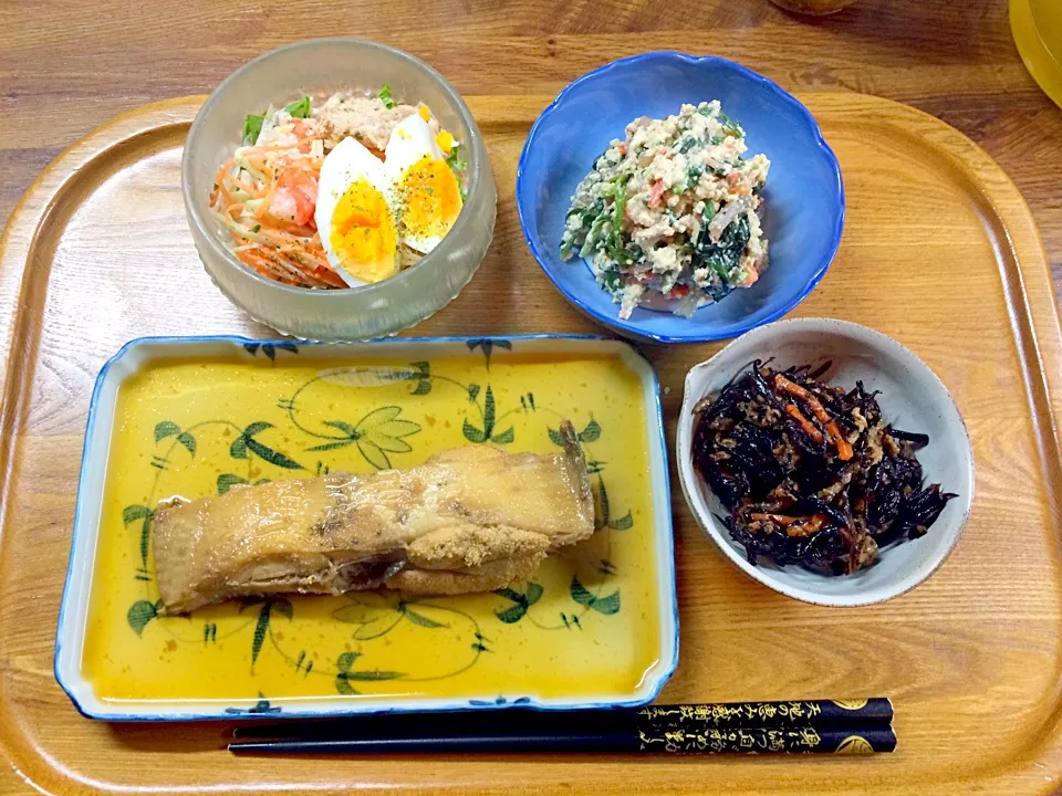 カレイの煮付け、ひじき煮、ほうれん草白和え、大根人参サラダ|yuyusuzuさん