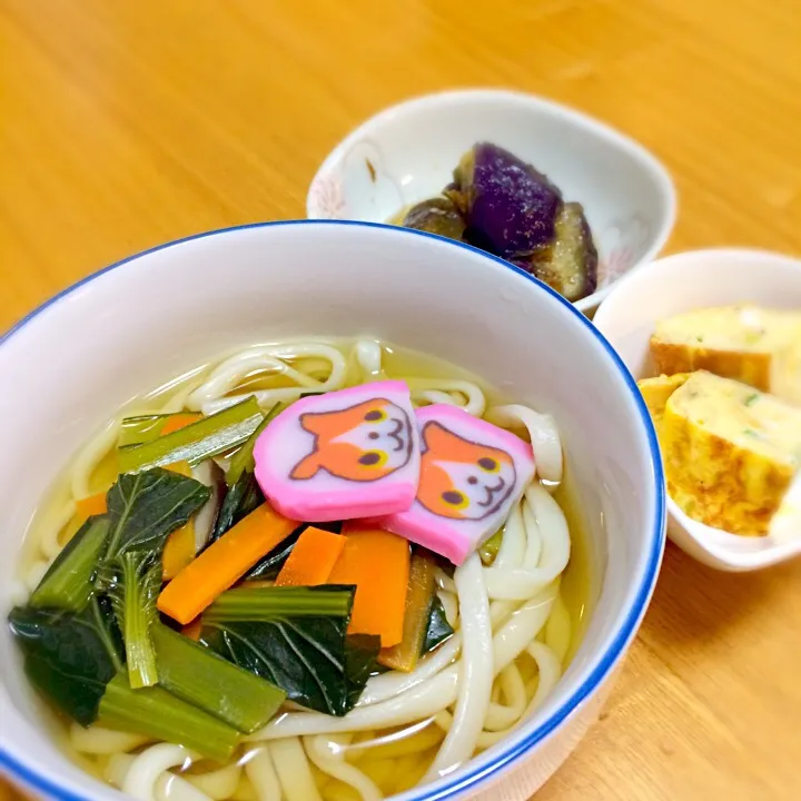 Snapdishの料理写真:野菜たっぷりうどんと桜エビの卵焼き、ナスの煮浸しの小鉢|sachippoさん