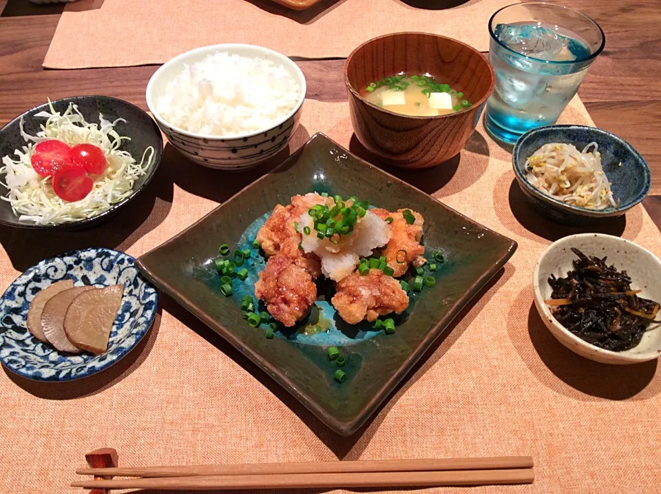 Snapdishの料理写真:鶏もも肉の唐揚げ、キャベツサラダ、もやしのナムル、ひじき煮、いぶりがっこ、ごはん、豆腐と玉葱の味噌汁|サチさん