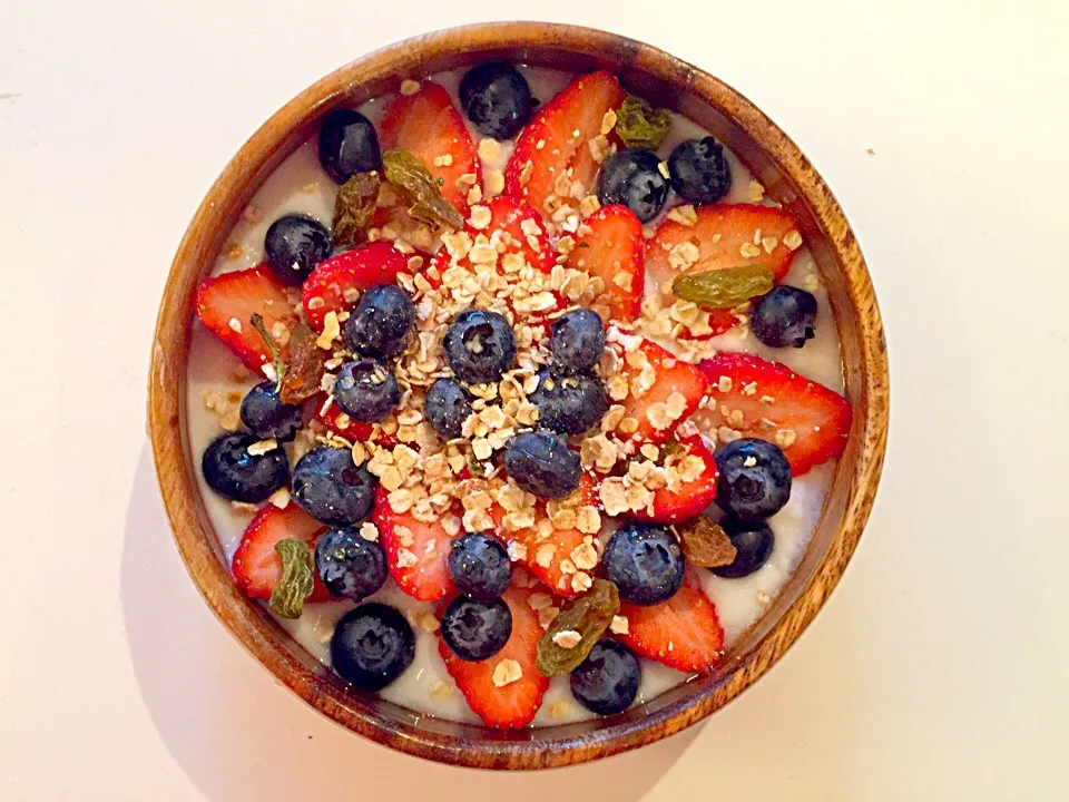 Non fat yoghurt w berries raisin oatmeal|Rinaさん