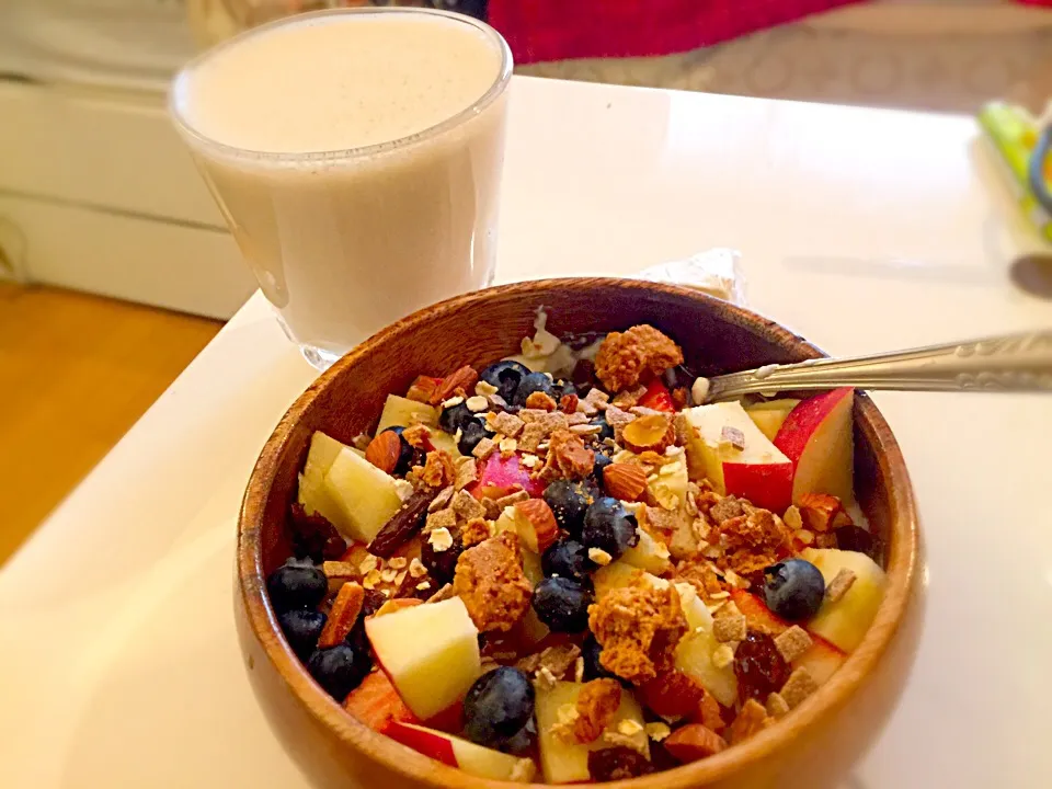 Original granola style nonfat yoghurt bowl/ Banana soy protein (protein)|Rinaさん