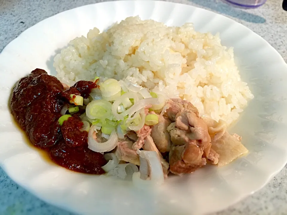 Snapdishの料理写真:茹で鶏とその煮汁で炊いたチキンライス|Ikuya Terakuraさん