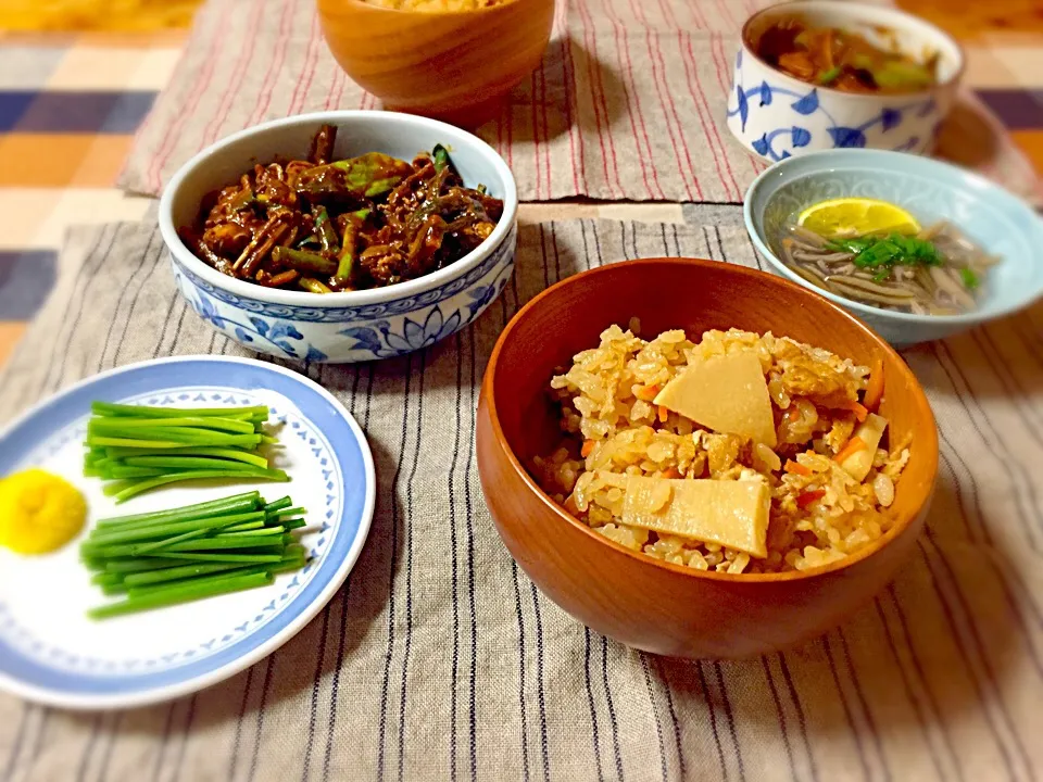 たけのこご飯、ネギやアサリのヌタ、じゅんさい、あさつき。春だね。|小川真一さん