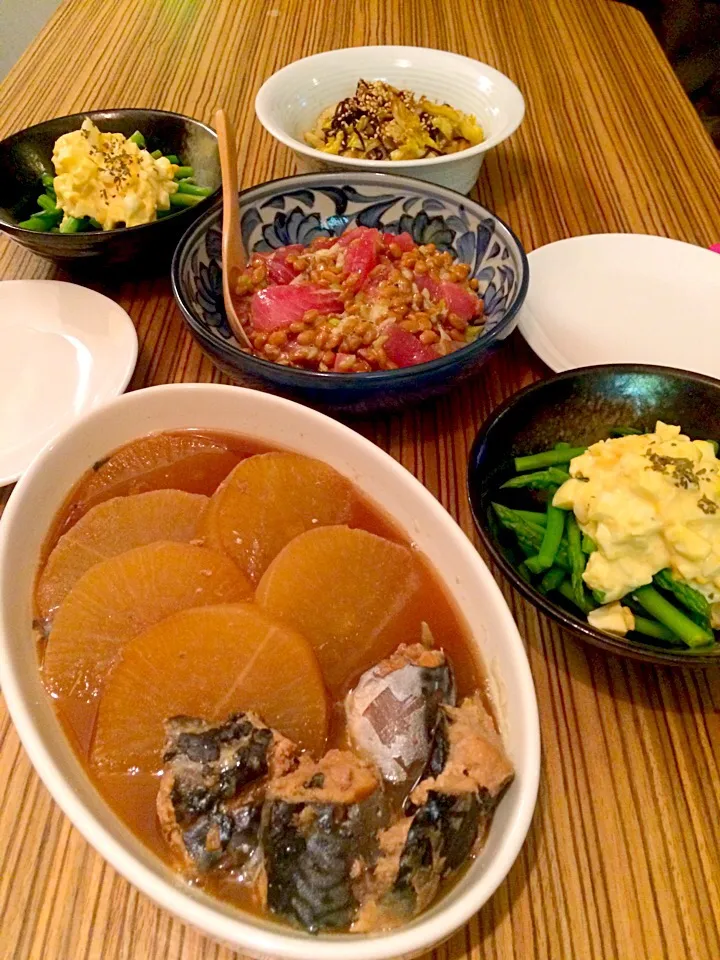 ＊晩ごはん＊ 鯖と大根煮 アスパラサラダ マグロ納豆 春キャベツの塩こんぶ炒め|pinoyamaさん