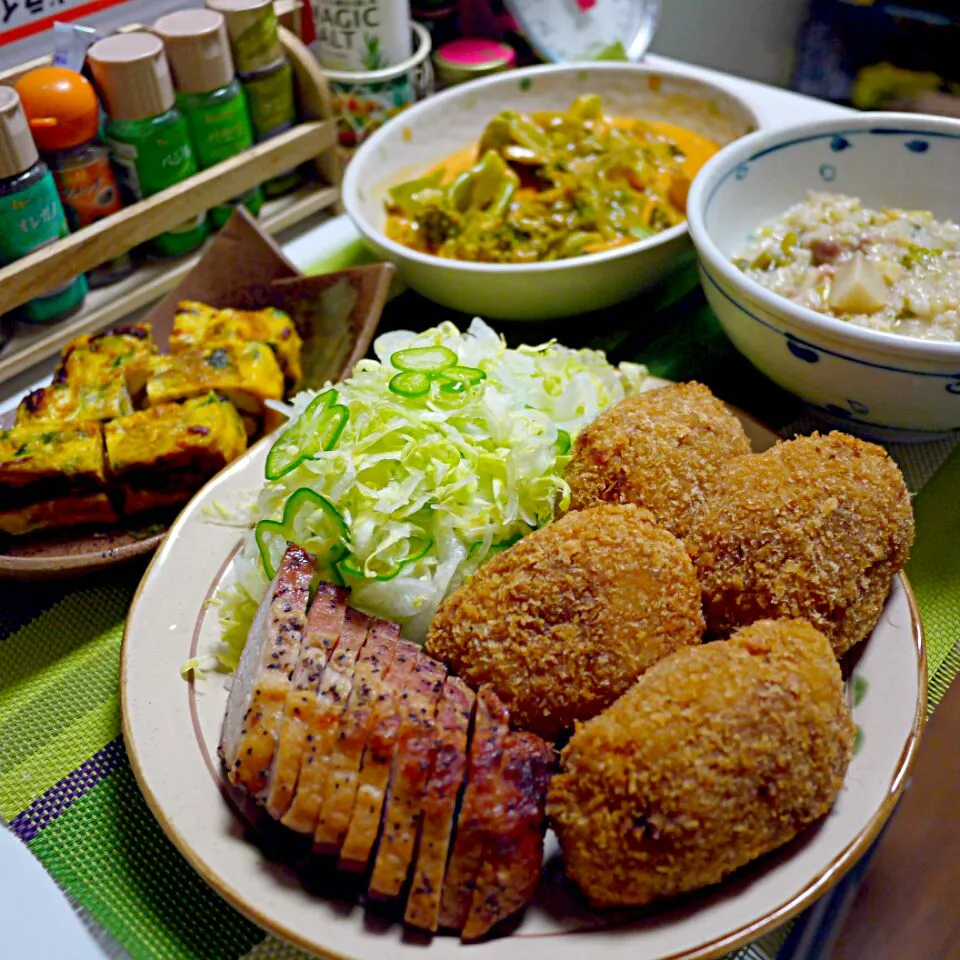 とことん871さんの炭火焼き焼豚&メンチ  豆苗入りだし巻き  菜の花と鶏のお粥  春キャベツとブロッコリーのビスクソース和え|石川洋子さん