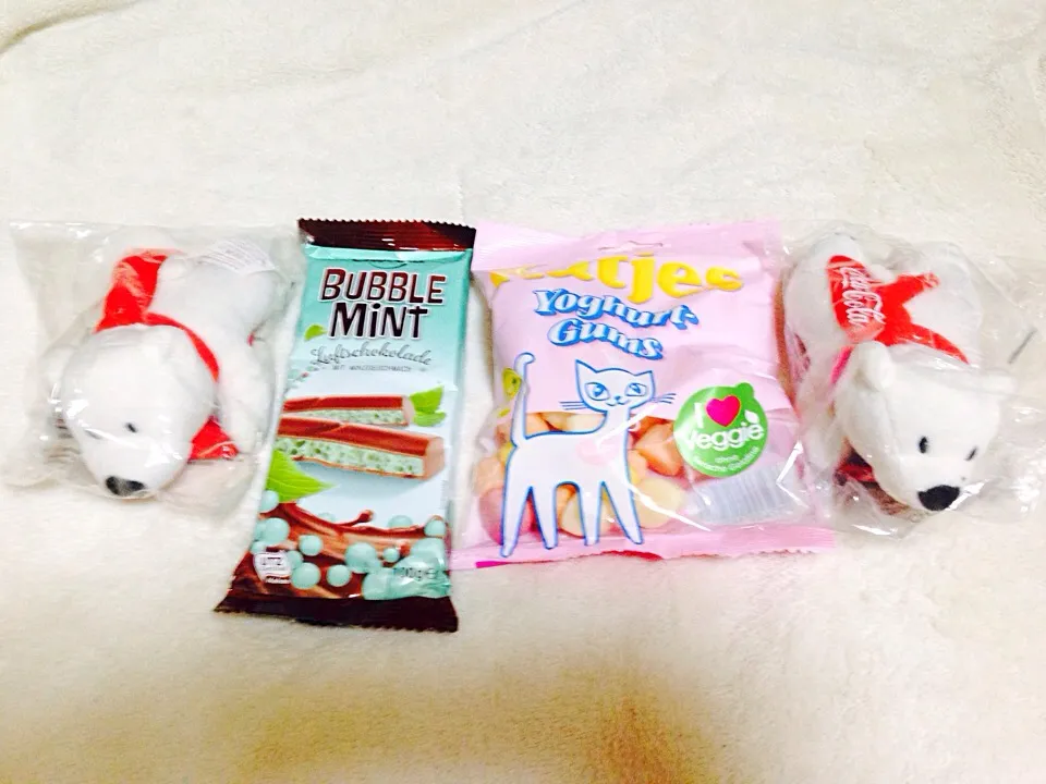 From Germany.. chocolate, gums and coca cola bears. Tyvm Sandra.. April 2/2015|Deana/Akinaさん