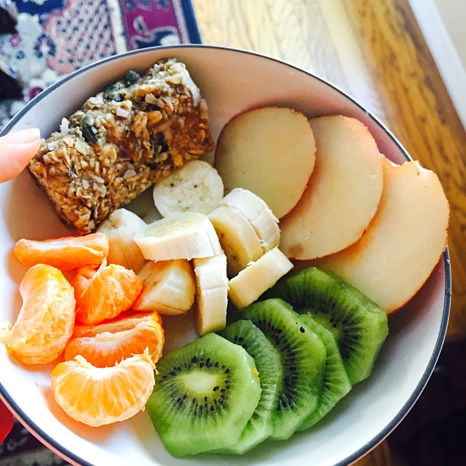 Snapdishの料理写真:Fruit bowl: pears, kiwi, tangerine, mini banana, & homemade granola bar|victoria valerioさん