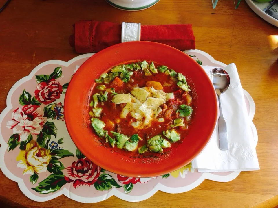 Last night's slow cooker beef stew becomes today's lunch roasted garlic grass fed beef stew with shaved Fontina cheese & a "crown" of chopped avocado & cilantro|Antonia Ellisさん