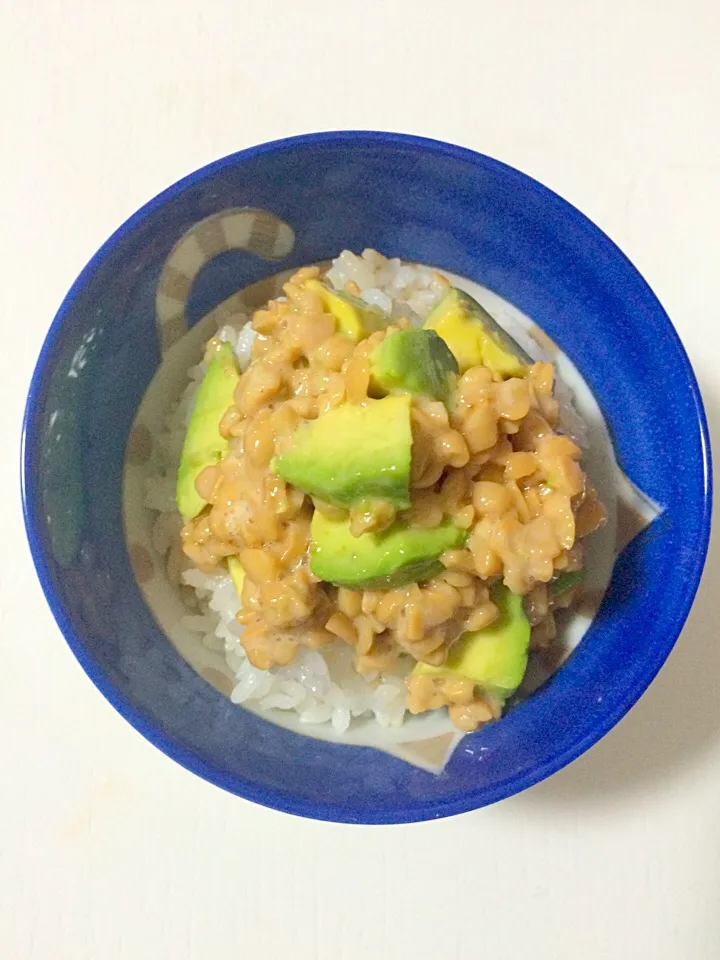 Snapdishの料理写真:アボカド納豆丼 わさび風味|Tomoya Andoさん