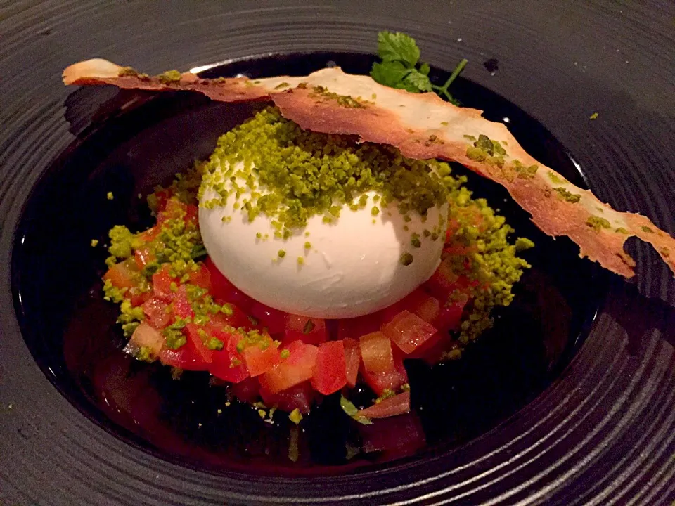 Burrata cheese with pistachio nuts and fresh tomatoes|sgさん