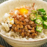 三色納豆ねばねばのせ丼