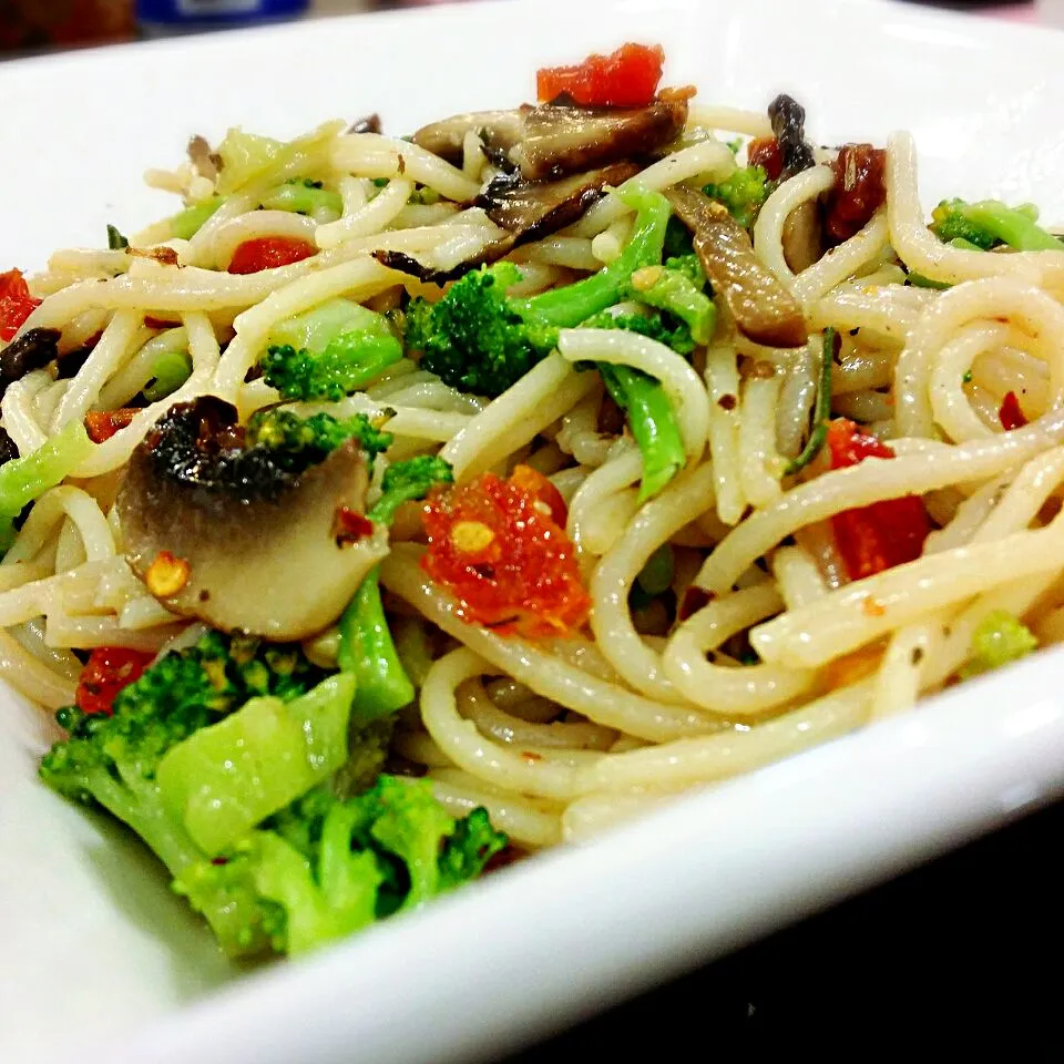 Aglio Olio with Sundried Tomatoes #Vegetarian #Vegan #Organic #Healthy #Lunch|Blusherさん