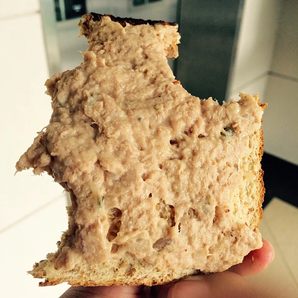 tuna with wholemeal bread|Zoe Teohさん