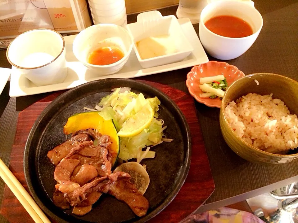 Snapdishの料理写真:牛タン 鉄板焼き定食 厚切り|Ａｋａｒｉ♡さん