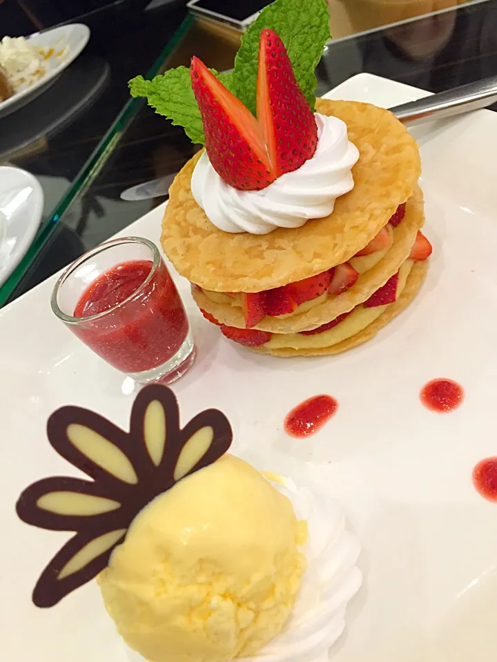 Strawberry Mille Feuille with Vanilla Ice cream|kunnikaさん