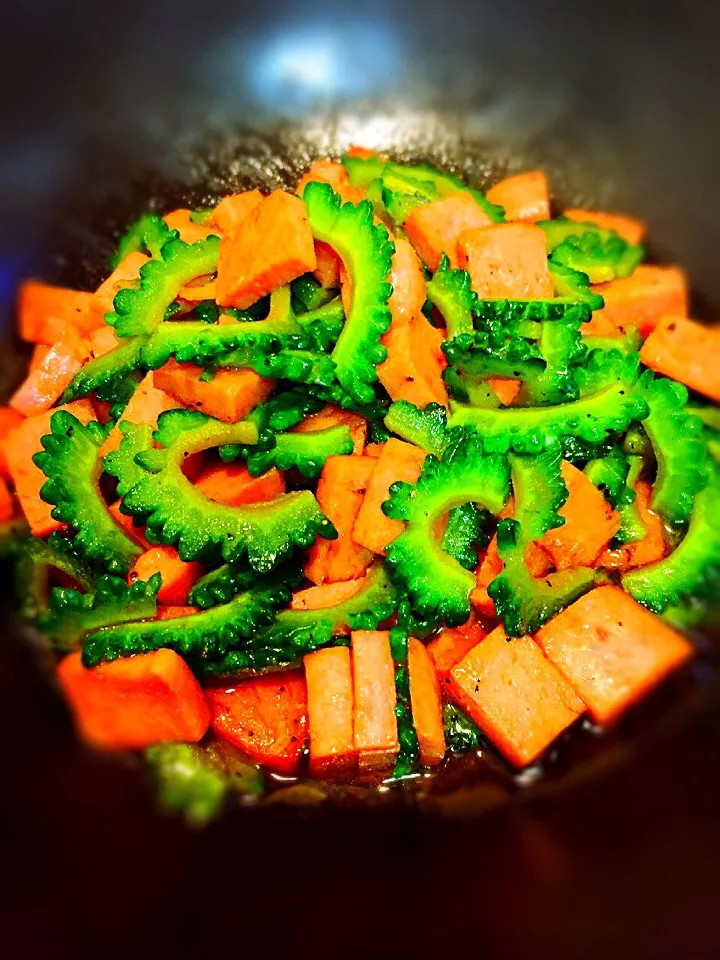 "Spam and Balsam Apple" stirfry|Laarni Nabongさん