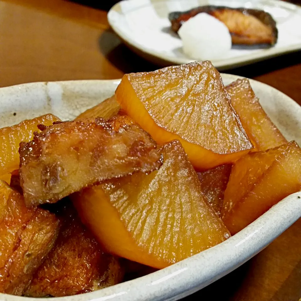 鰤のつけ汁   捨てるのもったいないから、大根炊いた😁  鰤大根っぽい味😋|ふりるさん