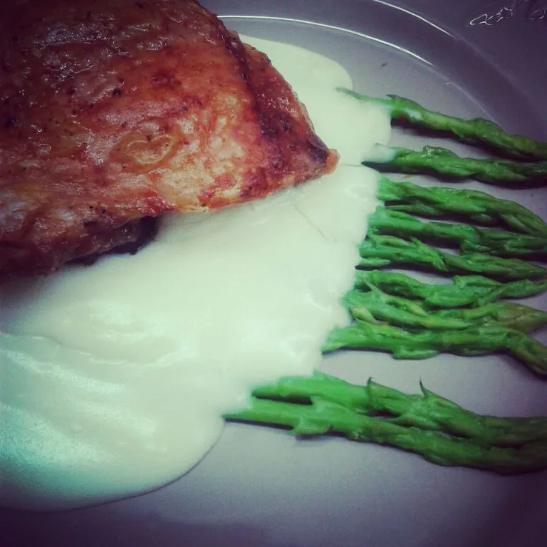 Snapdishの料理写真:Pollo alla piastra su asparagi selvatici alla besciamella|roberta geaさん