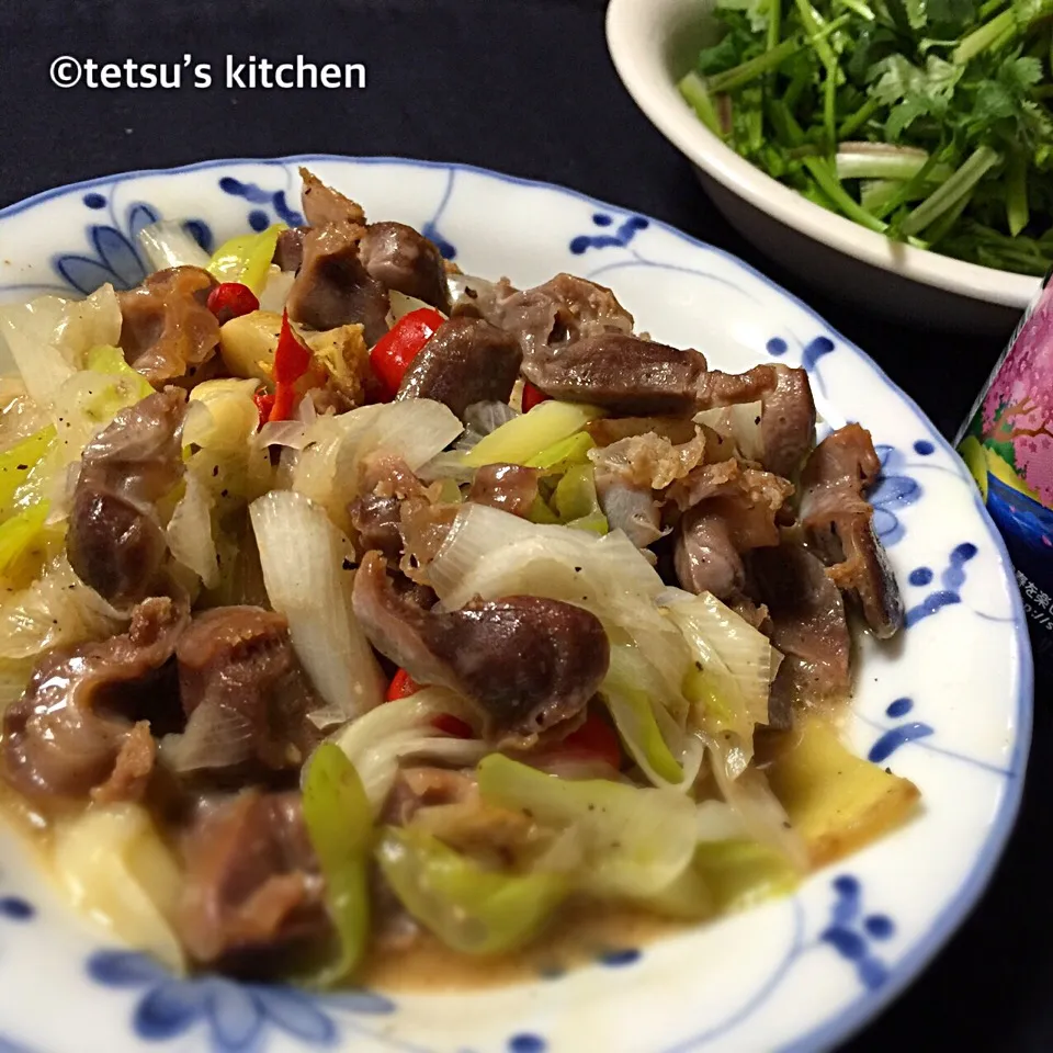 オヤジ特製☆ 砂肝と葱のニンニク炒め＆香菜だけのサラダ♪😋|TETSU♪😋さん