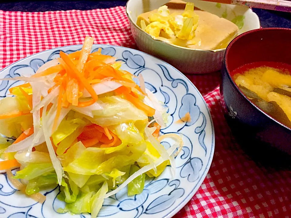 Snapdishの料理写真:キャベツのマリネ、高野豆腐の卵とじ、わかめと油揚げの味噌汁|ＰＩＰＩさん