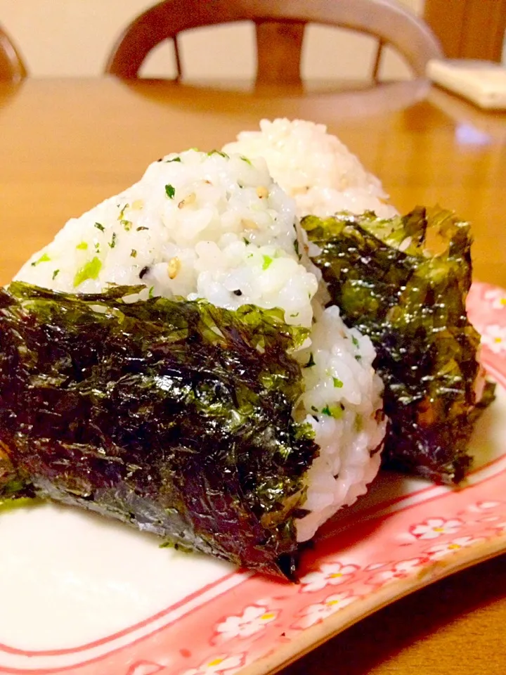 Snapdishの料理写真:韓国海苔のおむすび🍙胡麻青菜、梅かつお。|まいりさん