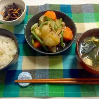 Snapdishの料理写真:＊旦那さんの晩御飯＊麦ご飯・豆腐とワカメの味噌汁・肉じゃが・ひじきの煮物|髙榮 杏奈さん