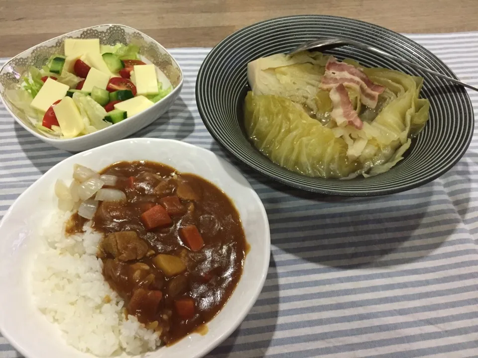 カレーライス・ざっくりキャベツとベーコンのコンソメ煮・レタスとチーズサラダ|まーままさん