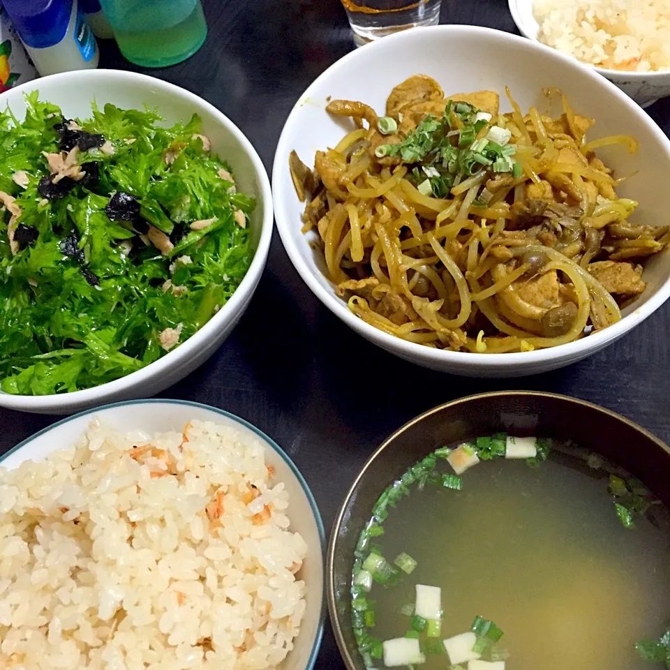 今日の晩ご飯は、桜えびの炊き込みごはん、豚肉ときのこともやしのカレー炒め、わさび菜とツナの海苔サラダ、味噌汁。|ゆえさん