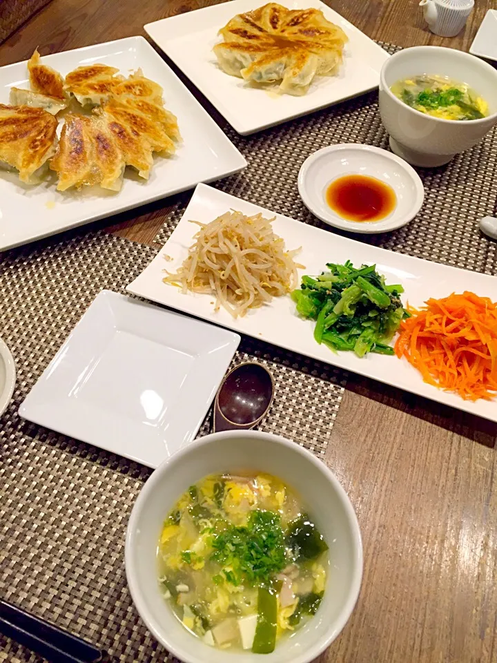 今日は餃子、三色ナムル、お豆腐、わかめ、ハム、エリンギの中華スープ🍀|まみりんごさん