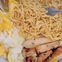 Maruchan instant cup noodles w/ eggs and grilled chicken|Chubbyさん