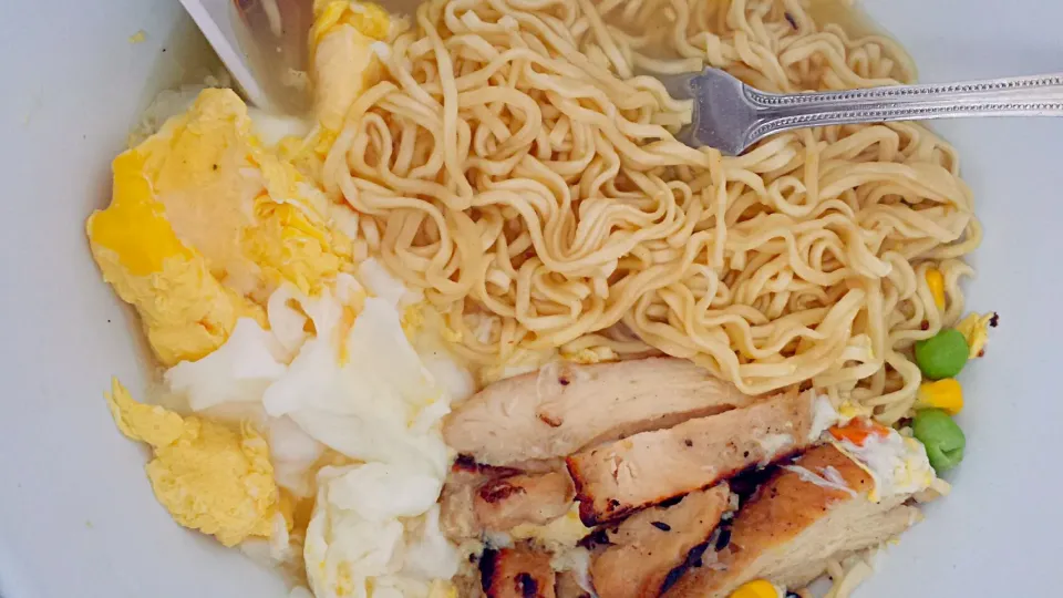 Maruchan instant cup noodles w/ eggs and grilled chicken|Chubbyさん