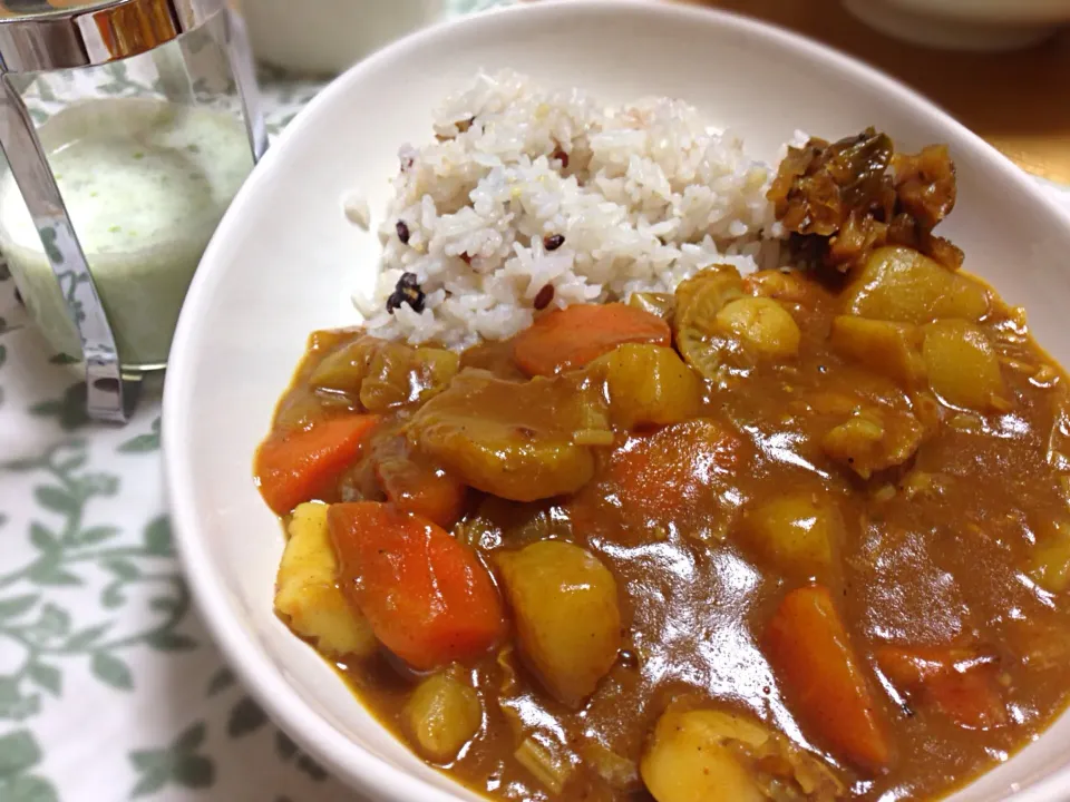 Snapdishの料理写真:シーフードカレー🍛 と 飲むヨーグルトでスムージー♪|こいちさん