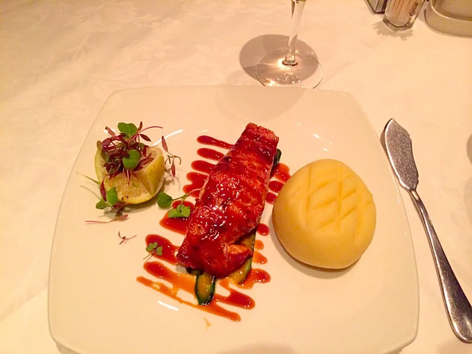 Snapdishの料理写真:Salmon with mash ❤️❤️|Dipuo Sekhotoさん