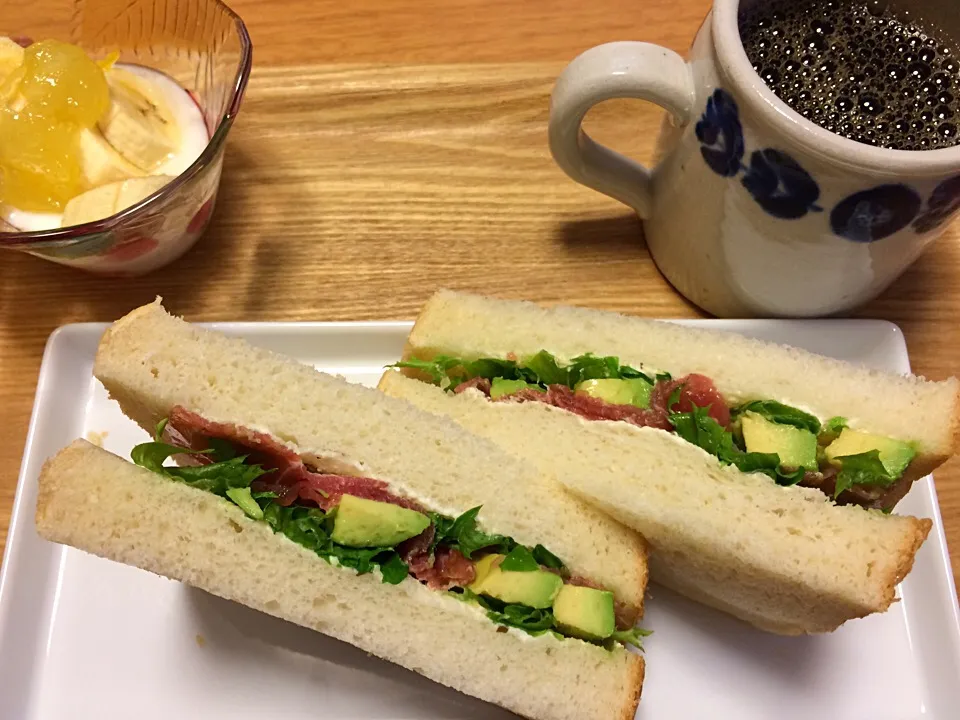 朝餉。生ハムとアボカドのサンドイッチ。|Ozzyさん