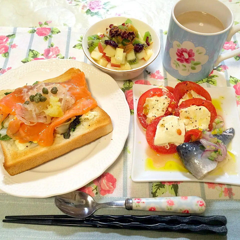 サーモンと塩レモンのトースト🍞、カプレーゼ🍅、イワシのマリネ🐟、具だくさんフルーツのヨーグルト🍎、ココナッツオイル入りミルクコーヒー☕️|♥️さん