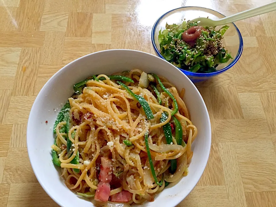 Snapdishの料理写真:地元神奈川県産キャベツとたっぷり野菜のペペロンチーノ・小田原産梅肉と神奈川県産キャベツの浅漬け|Tarou  Masayukiさん