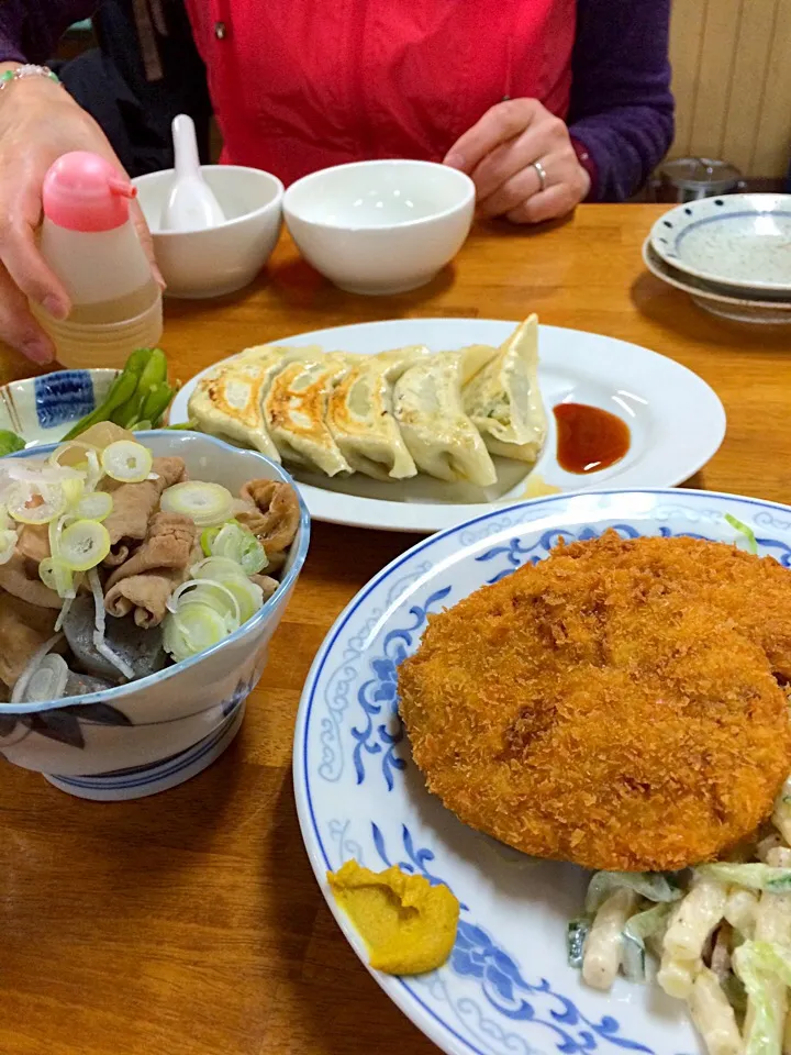 ギョウザともつ煮とメンチ|けんじさん