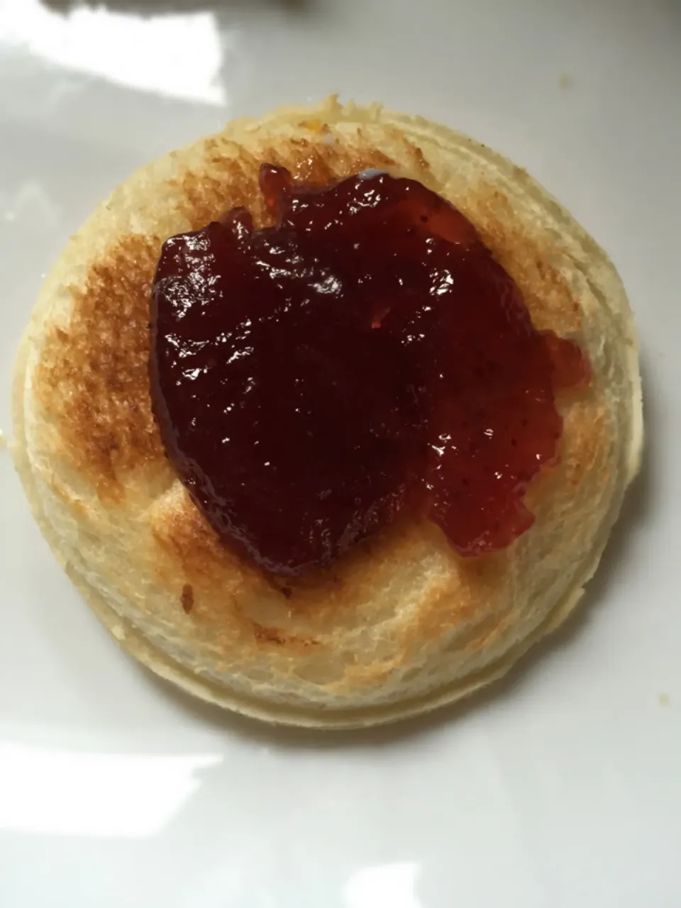 Bread toast with strawberry jam|joさん